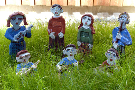 Tonfiguren im Gras St. Gunther Cham